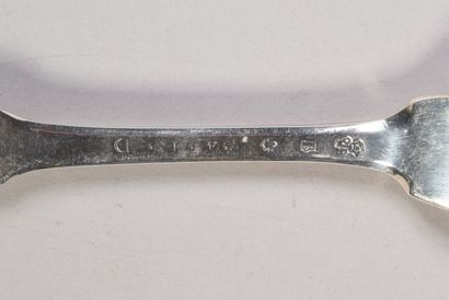Une fourchette de table, en argent. Poinçon...