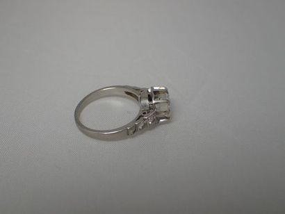 Bague en platine sertie d'un diamant de taille...