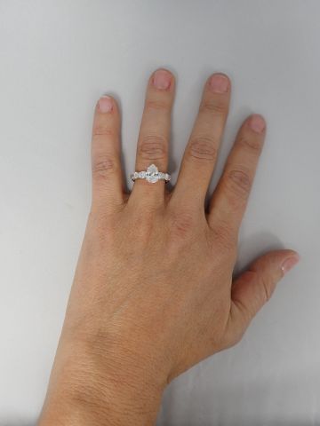 Lot de trois bagues :

Une bague en or gris...