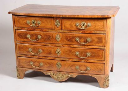 Commode légèrement galbée en placage de noyer...