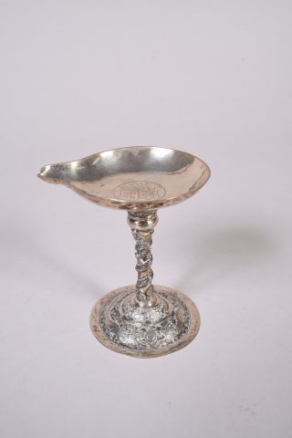 Petite coupe à verser en argent sur pied...