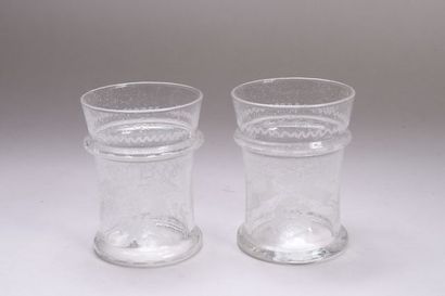 Lot composé de deux verres en verre bullé,...