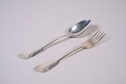 Un couvert de table en argent, modèle uniplat,...