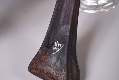 DAUM. Vase en verre marmoréen à long col...