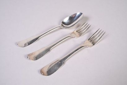 Un couvert de table et une fourchette en...