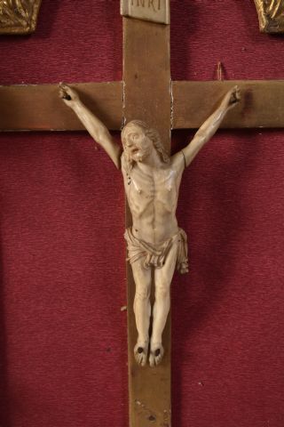 Christ en croix en ivoire sculpté sur une...