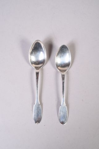 Suite de deux cuillères à café en argent,...
