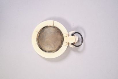 Médaille de baptême en argent gravée d'une...