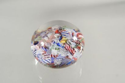 Baccarat. Presse-papiers à motif de pêle-mêle...
