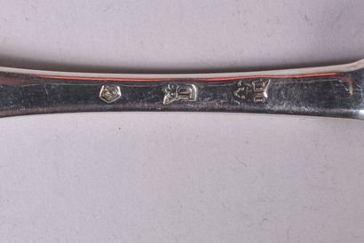 Une fourchette en argent, modèle uniplat,...