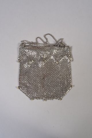 Aumonière en mailles d'argent et perles fantaisies....