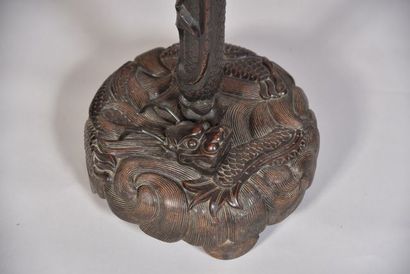 Haute lanterne en bois sombre, le fut sculpté...