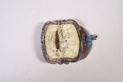 Porte-monnaie en sablé de perles à décors...