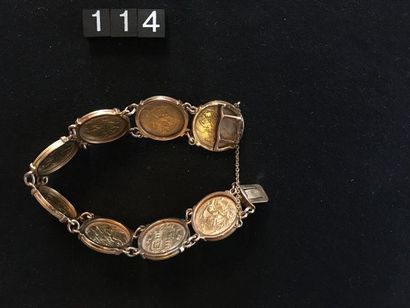 Bracelet en or avec huit demis Souverains....