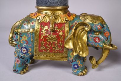 Paire d'éléphants en bronze cloisonné supportant...