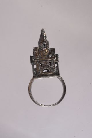 Bague en argent doré de style néo-gothique....