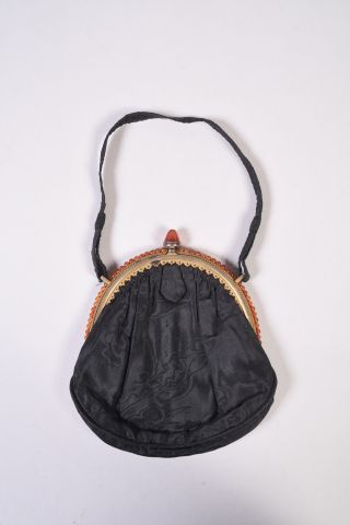 Sac en soie moirée noire à monture en argent...