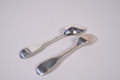 Un couvert de table en argent, modèle uniplat,...