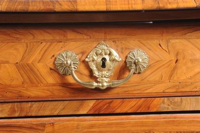 Commode légèrement galbée en placage de noyer...