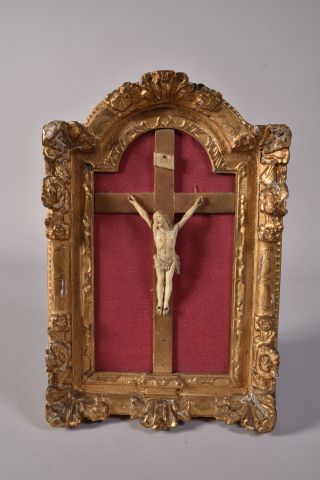 Christ en croix en ivoire sculpté sur une...