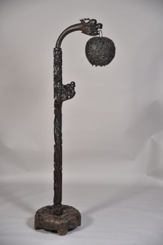Haute lanterne en bois sombre, le fut sculpté...