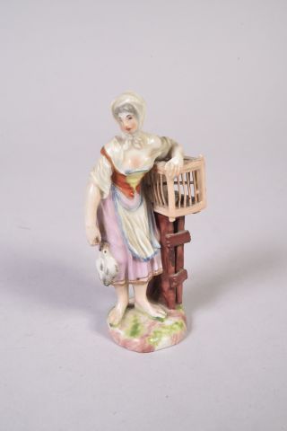 La marchande d'oiseaux.

Sujet en porcelaine...