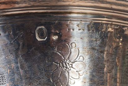 Timbale en argent sur piédouche de forme...