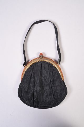 Sac en soie moirée noire à monture en argent...