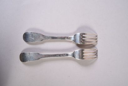 2 fourchettes en argent, modèle uniplat....