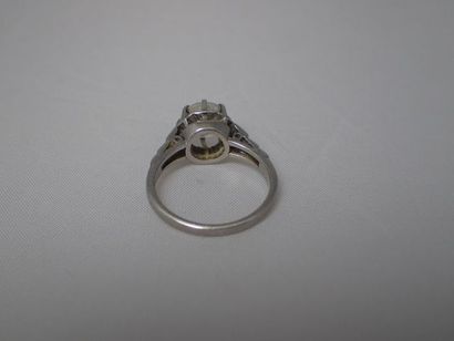 Bague en platine sertie d'un diamant de taille...