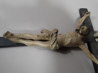 Christ de crucifixion en bois sculpté et...