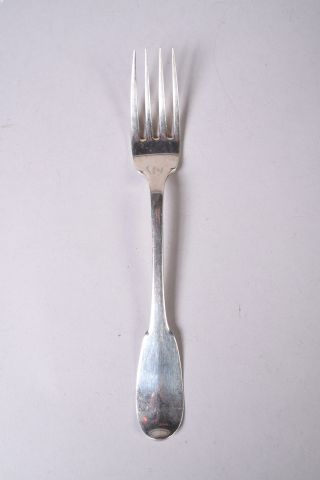 Une fourchette en argent, modèle uniplat,...