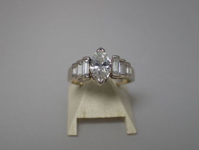 Bague joaillerie en or gris (750 millièmes)...