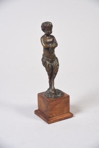 Sujet en bronze à patine brune représentant...