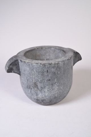 Mortier en petit granit. XIXe siècle. (Dim....