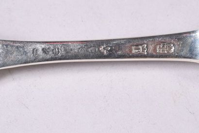 Une fourchette en argent, modèle uniplat,...