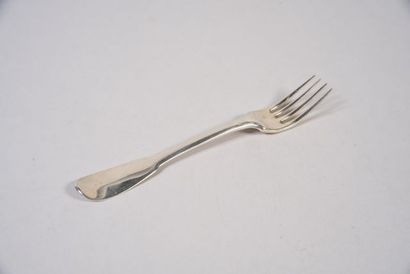 Une fourchette de table, en argent. Poinçon...