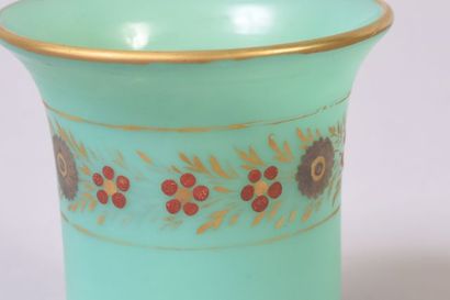 Gobelet en opaline vert jade à décor Desvignes...