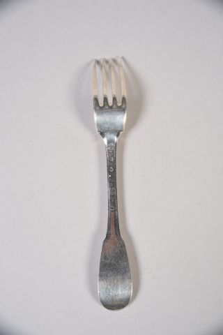 Une fourchette de table, en argent. Poinçon...