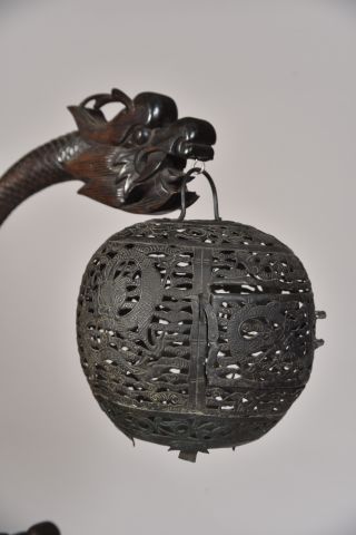 Haute lanterne en bois sombre, le fut sculpté...