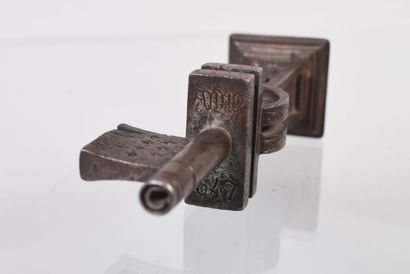 Rare clef de maîtrise à lanterne en fer forgé...