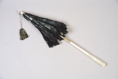 Ombrelle pliable à manche en ivoire sculpté...
