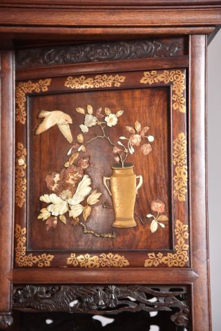 Grand cabinet en bois présentant cinq niveaux...