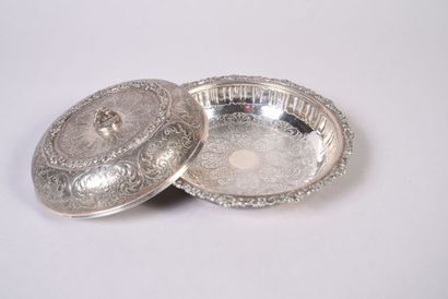 Légumier couvert en argent à décor en repoussé...