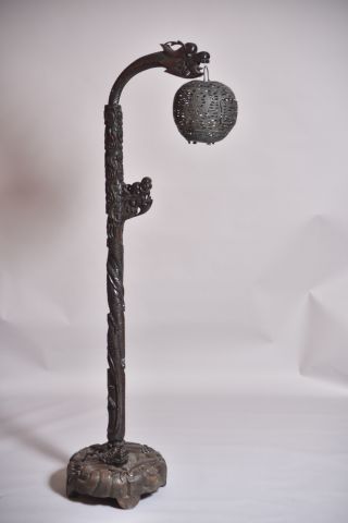 Haute lanterne en bois sombre, le fut sculpté...