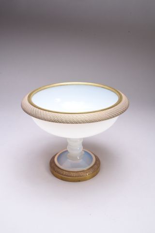 Coupe sur pied en opaline de cristal savonneuse...