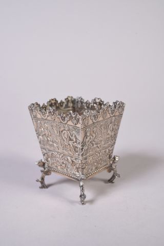 Petite jardinière quadrangulaire en argent...