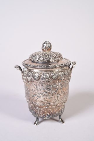 Coupe couverte en argent à décor en repoussé...