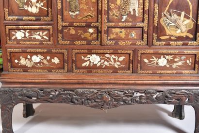 Grand cabinet en bois présentant cinq niveaux...