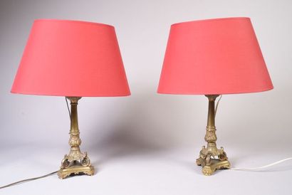 Paire de flambeaux en bronze doré, le fût...